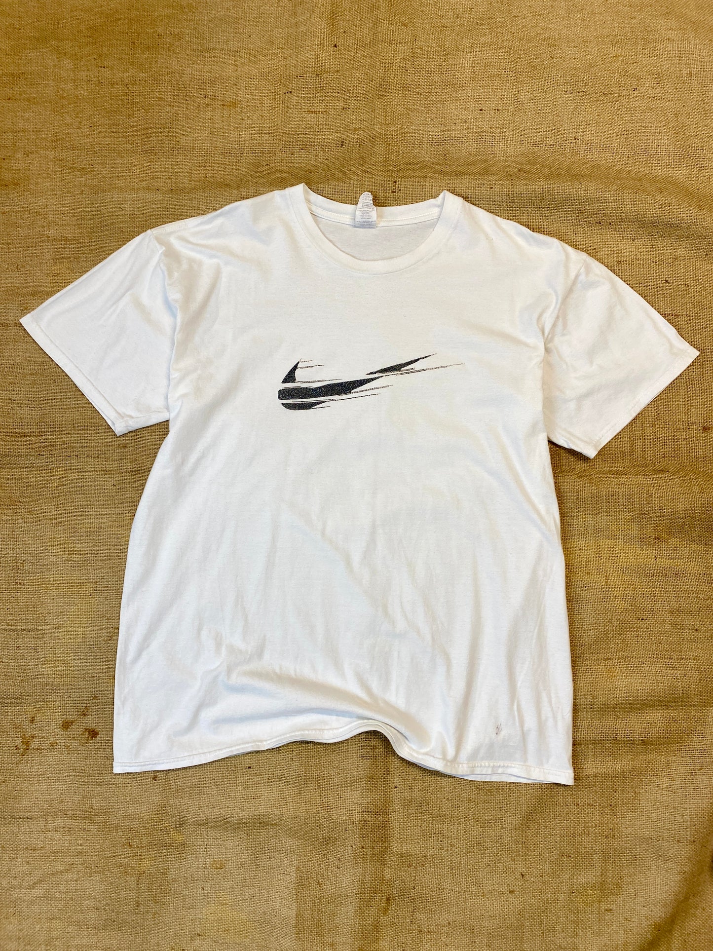 T-shirt contrefait Nike avec logo effacé