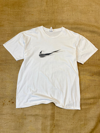 T-shirt contrefait Nike avec logo effacé