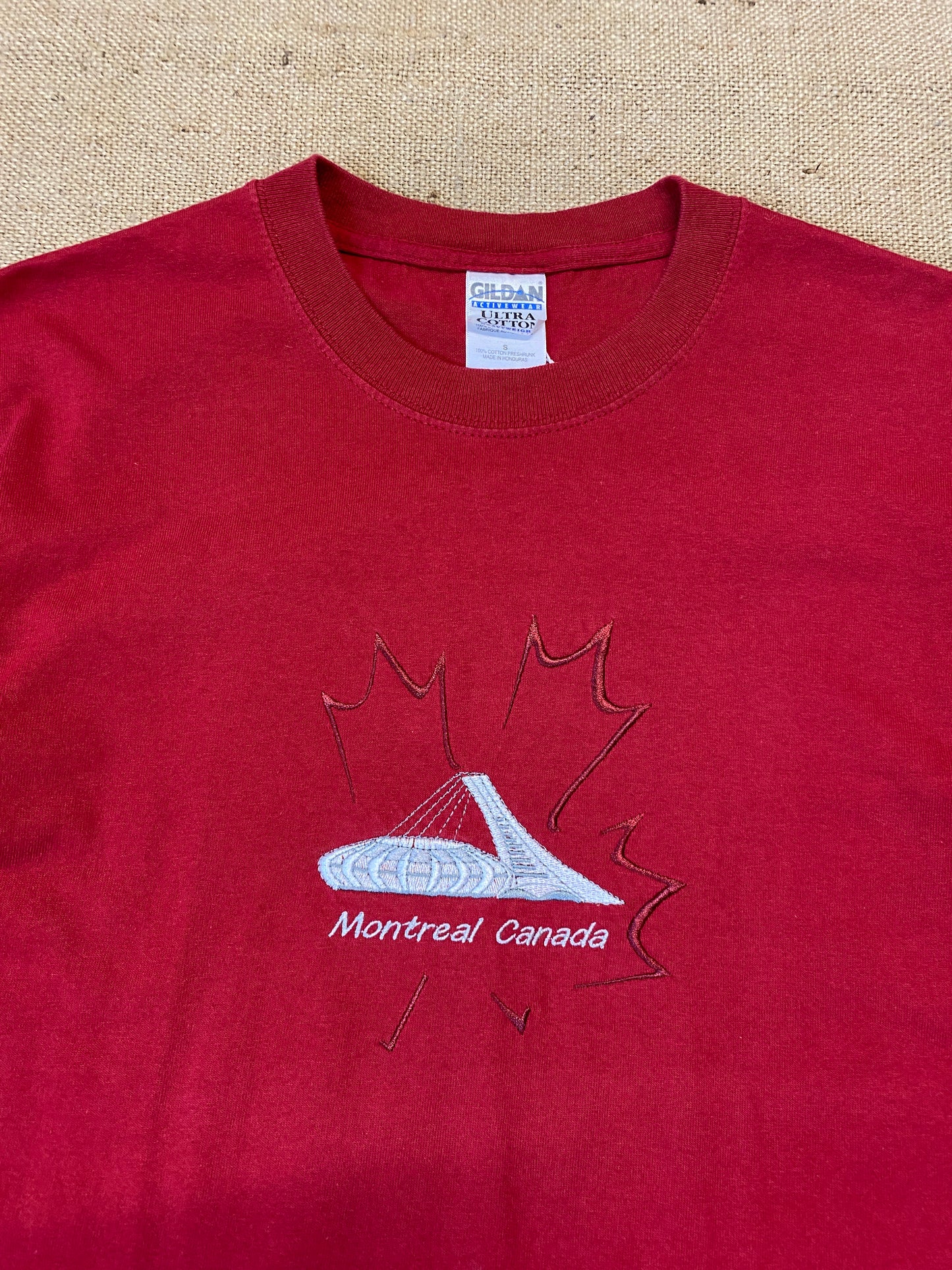 T-shirt Montreal Canada red gildan embroidery